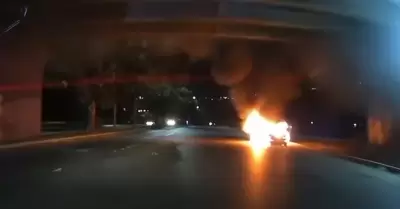 Incendian vehculo y colocan manta con amenazas en libramiento Rosas Magalln