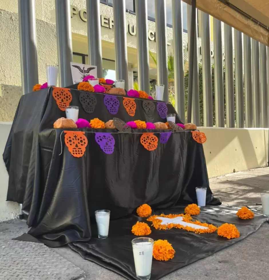 Instalan altar de muertos frente al edificio del Poder Judicial