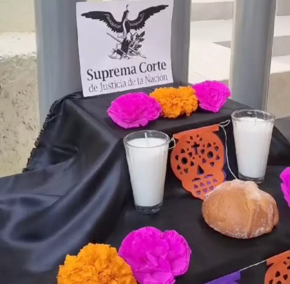 Instalan altar de muertos frente al edificio del Poder Judicial