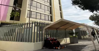 Instalan un altar de muertos frente al edificio del Poder Judicial