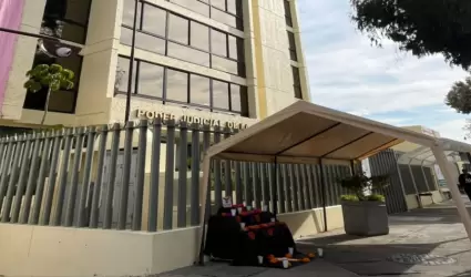 Instalan un altar de muertos frente al edificio del Poder Judicial