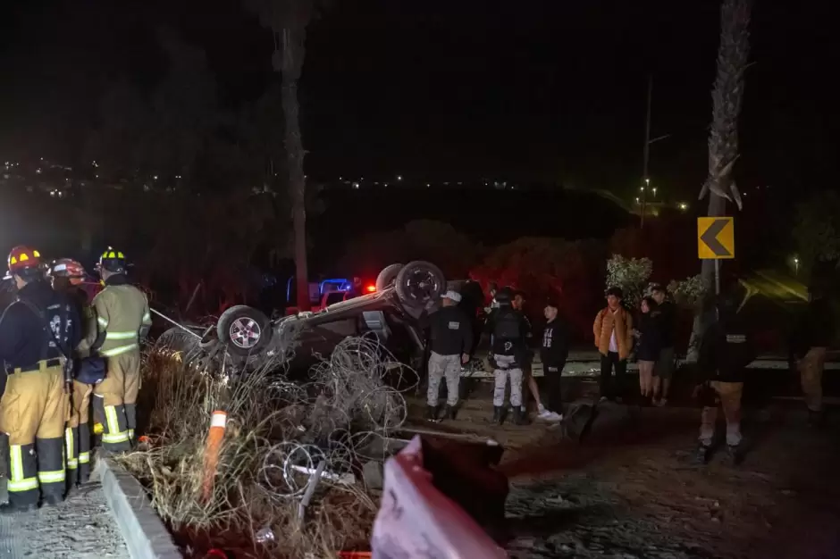 Jvenes sobreviven a volcadura en la avenida Internacional