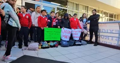 Alumnos y padres de familia de la escuela Guadalupe Victoria