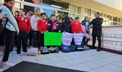 Alumnos y padres de familia de la escuela Guadalupe Victoria