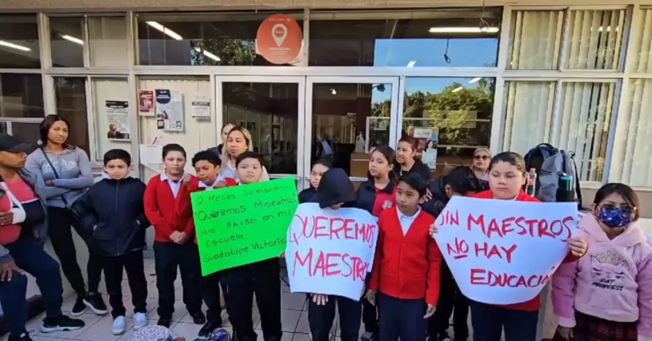 Toman instalaciones del Sistema Educativo en reclamo de maestros para la Escuela Primaria Guadalupe Victoria