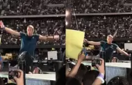 Chris Martin, vocalista de Coldplay, sufre cada en el escenario