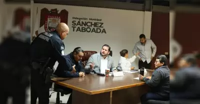 Residentes de la Snchez Taboada son atendidos por el alcalde Ismael Burgueo en