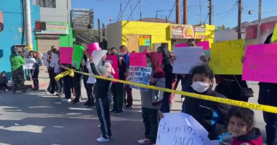 Padres de familia y alumnos de la escuela Emiliano Zapata