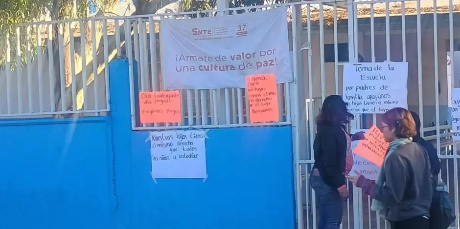 Padres de familia tomaron escuela primaria en demanda de pago a maestros