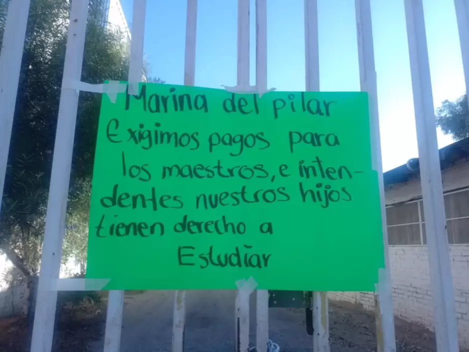 Padres de familia tomaron escuela primaria en demanda de pago a maestros