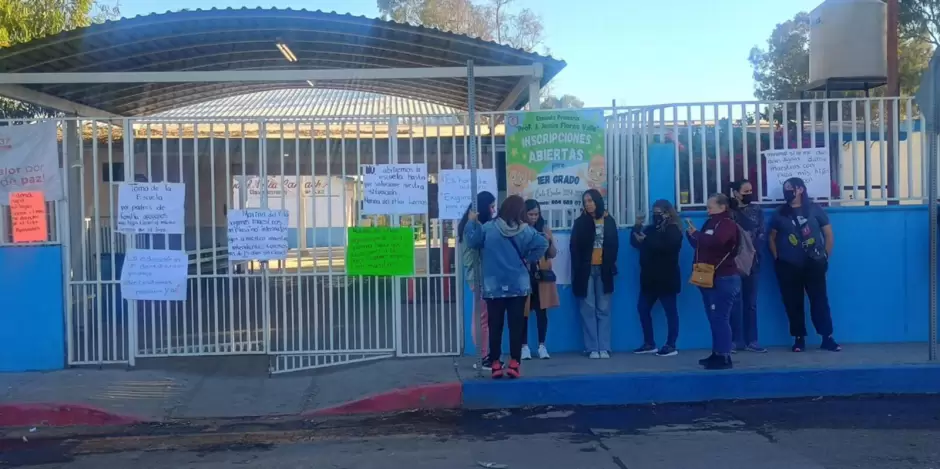 Padres de familia tomaron escuela primaria en demanda de pago a maestros