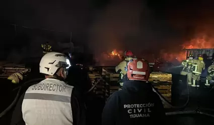 Incendio en Fbrica Multiwin moviliz a Bomberos en Libramiento Santa Julia