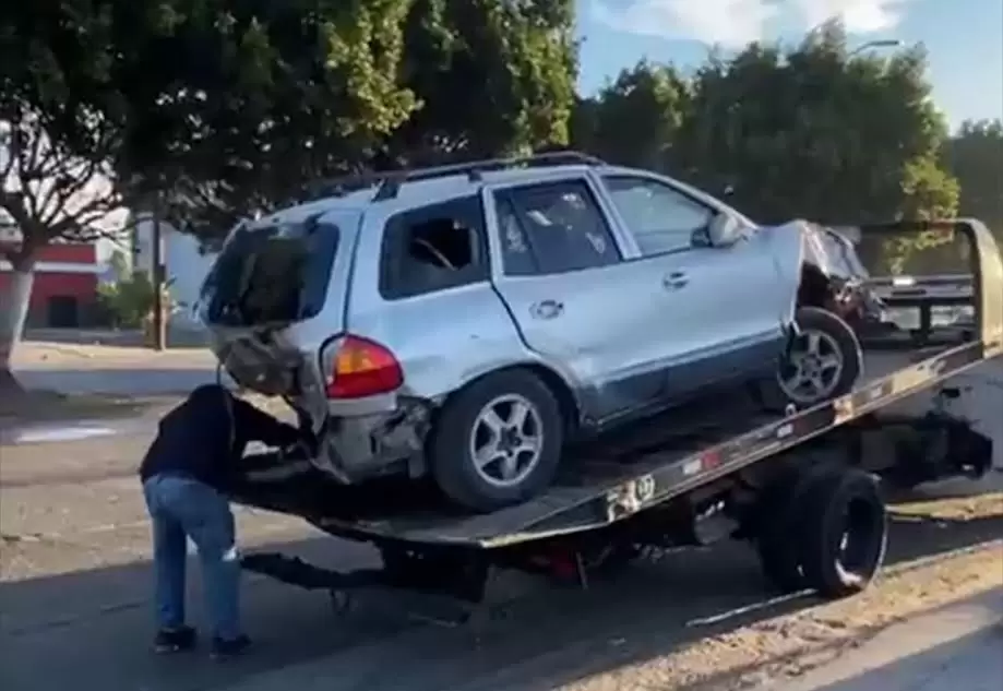 Conductor en presunto estado de ebriedad volc vagoneta en la colonia Pinos de Agero