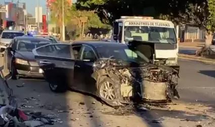 Conductor en presunto estado de ebriedad volc vagoneta en la colonia Pinos de A