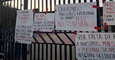 Padres de familia toman secundaria en Villas del Campo por falta de pago a maest