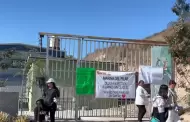 Encadenan acceso a escuela primaria de la colonia Horscopos en demanda de maestros y pagos