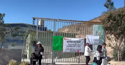 Encadenan acceso a escuela primaria de la colonia Horscopos en demanda de maest