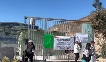 Encadenan acceso a escuela primaria de la colonia Horscopos en demanda de maest