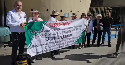 Se manifiestan para exigir buen trato y se ample Hospital 20 del IMSS en Tijuan