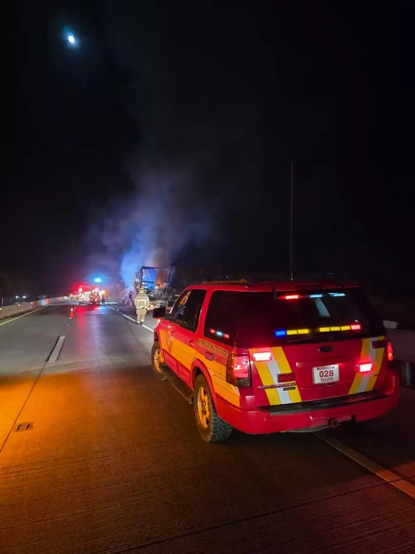 Se incendia camin nodriza en La Rumorosa