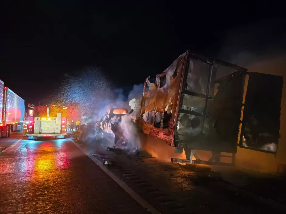 Se incendia camin nodriza en La Rumorosa