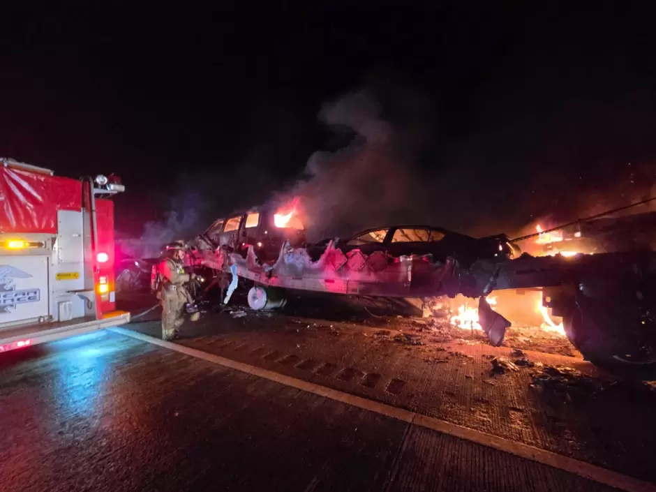 Se incendia camin nodriza en La Rumorosa