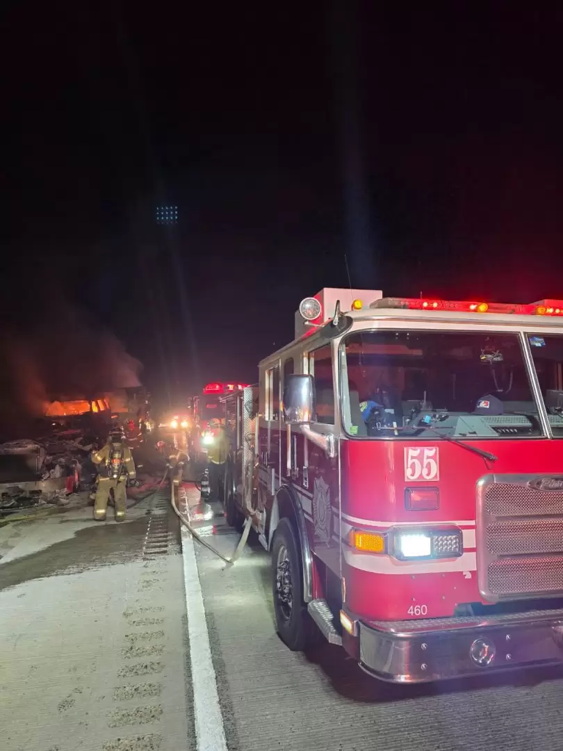 Se incendia camin nodriza en La Rumorosa