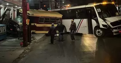 Accidente entre transporte pblico y autobs de personal dej lesionados en Mari