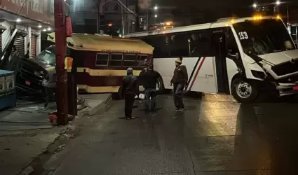 Accidente entre transporte pblico y autobs de personal dej lesionados en Mari