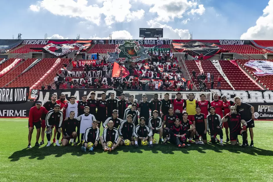 Aficin Xoloitzcuintle apoy a su equipo en el entrenamiento rojinegro