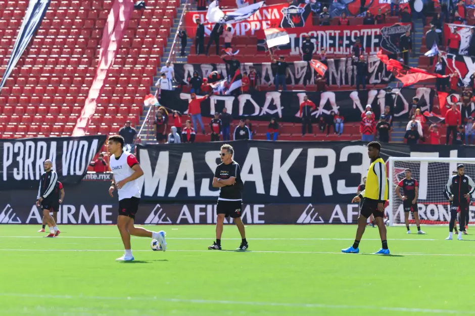 Aficin Xoloitzcuintle apoy a su equipo en el entrenamiento rojinegro