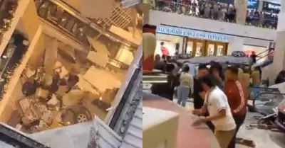 Auto cae en centro comercial