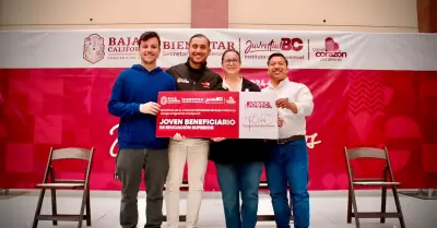 Participa presidenta Rocio Adame en la entrega de 140 becas a estudiantes de pre