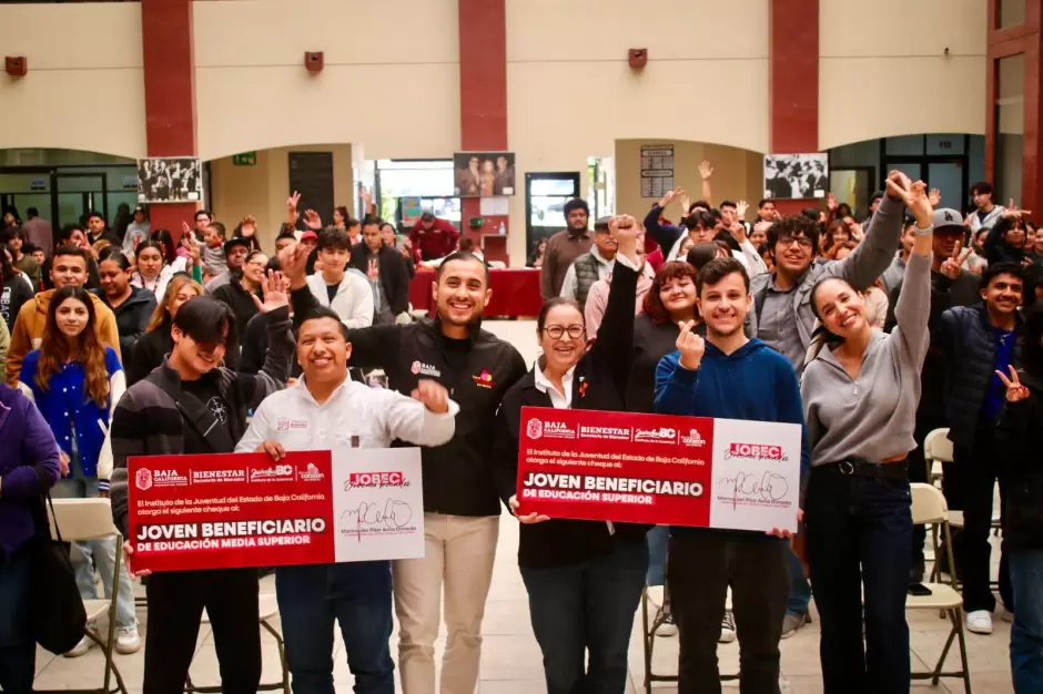 Participa presidenta Rocio Adame en la entrega de 140 becas a estudiantes de preparatoria y universidad