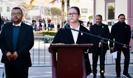 Encabeza presidenta Roco Adame izamiento de bandera y desfile cvico por el 114