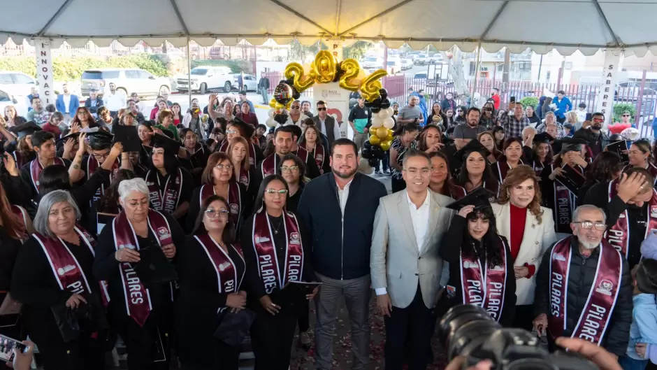 Asiste presidente municipal Ismael Burgueo a graduacin de la primera generacin de la Preparatoria Abierta PILARES