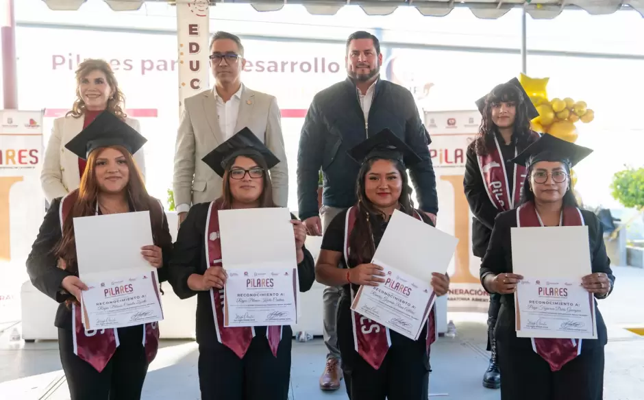 Asiste presidente municipal Ismael Burgueo a graduacin de la primera generacin de la Preparatoria Abierta PILARES