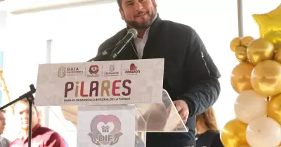 Asiste presidente municipal Ismael Burgueo a graduacin de la primera generaci