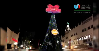 En un ambiente de fiesta es encendido el rbol navideo Coca Cola instalado por