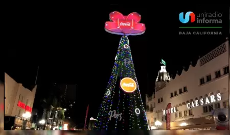 En un ambiente de fiesta es encendido el rbol navideo Coca Cola instalado por