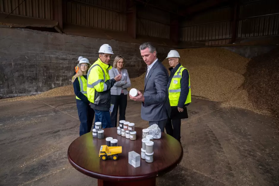 Gobernador Newsom promueve empleos sostenibles durante visita a planta de cemento de bajas emisiones en Kern County