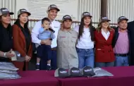 Entrega Romn Cota nuevos uniformes a personal de limpia de Tecate