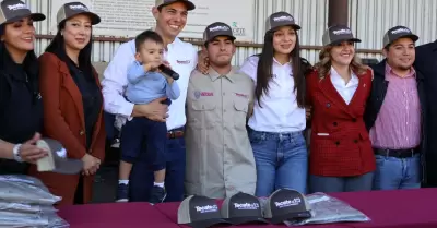 Entrega Romn Cota nuevos uniformes a personal de limpia de Tecate