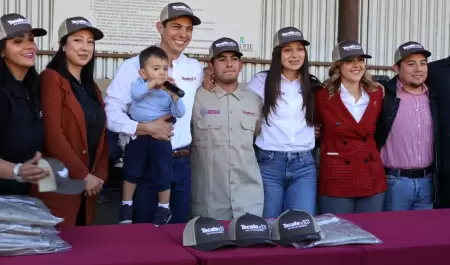 Entrega Romn Cota nuevos uniformes a personal de limpia de Tecate