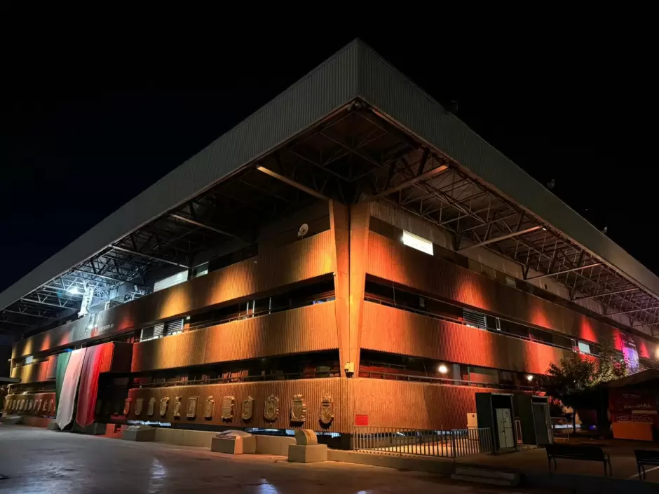 Iluminan de naranja Palacio Municipal de Tijuana para conmemorar la lucha contra la violencia hacia la mujer