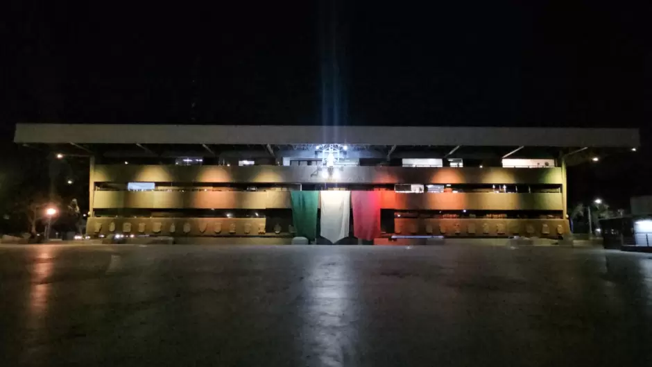 Iluminan de naranja Palacio Municipal de Tijuana para conmemorar la lucha contra la violencia hacia la mujer