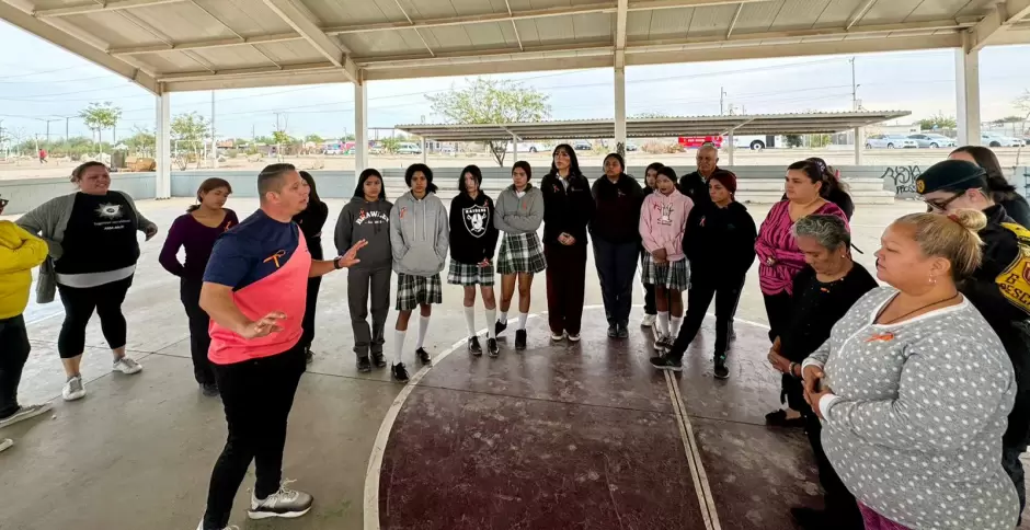 Taller de defensa personal en la comunidad ngeles de Puebla de Mexicali