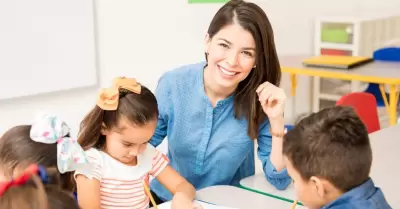 Maestra con alumnos