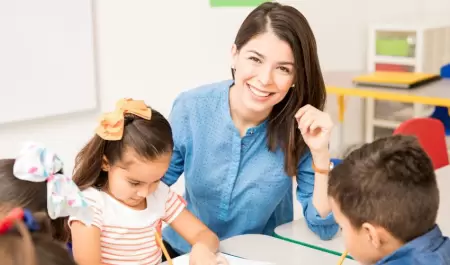 Maestra con alumnos