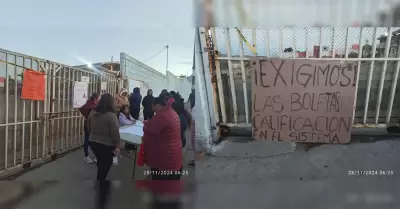 Padres de familia tomaron escuela secundaria en demanda de docentes y boletas